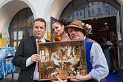 Der Künstler Wolfgang M. Prinz überreichte sein Geschenk an Mary-Ann und Constantin Wahl (©Fot0: Martin Schmitz)